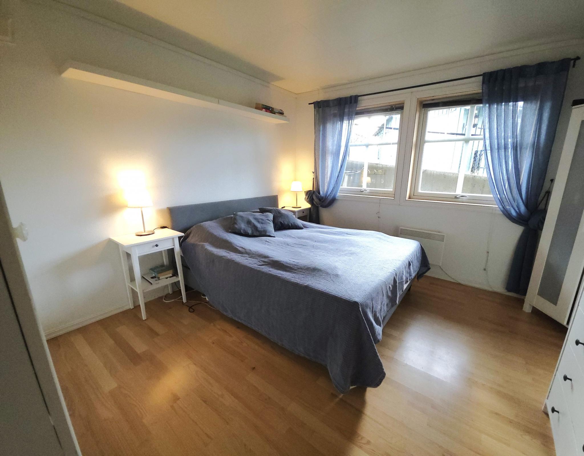 Soverom 1 med god plass til dobbelseng og stor garderobe.